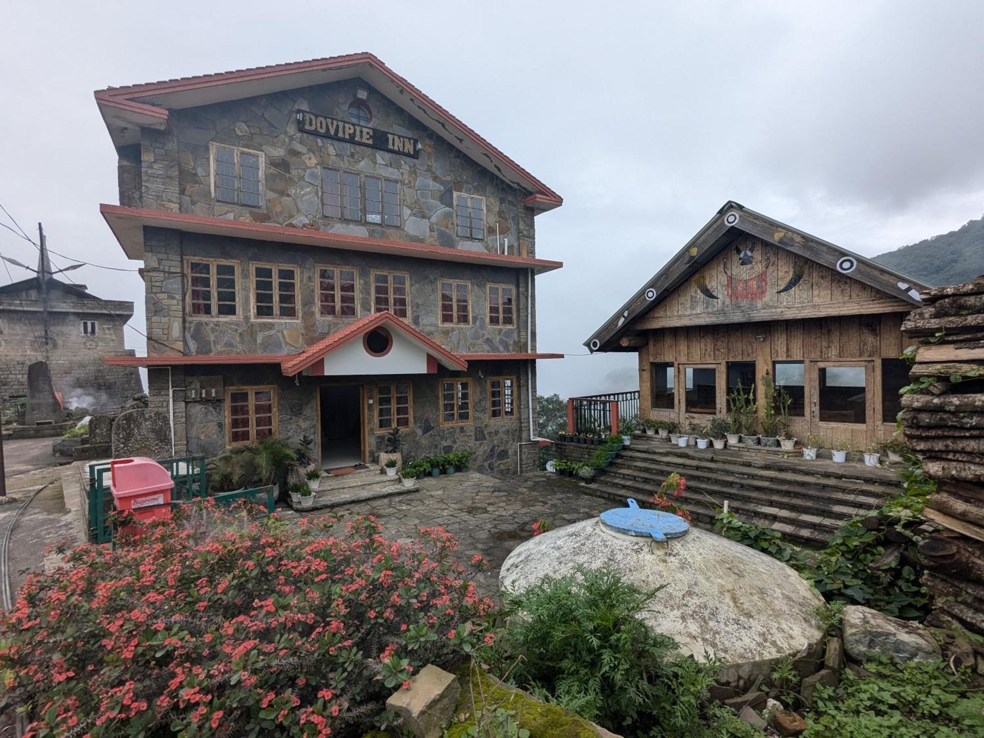 Dovipie Inn Kohima Eksteriør bilde